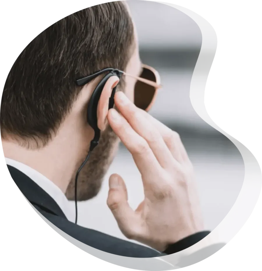 Profissional de segurança da 3H usando rádio comunicador